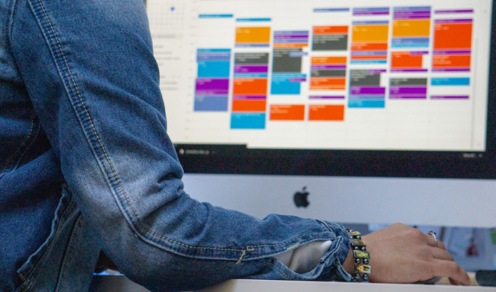Automatiseren van de backoffice door mensen zelf afspraken te laten maken via je website. SHARP Support deelt in dit blog wat mogelijkheden.