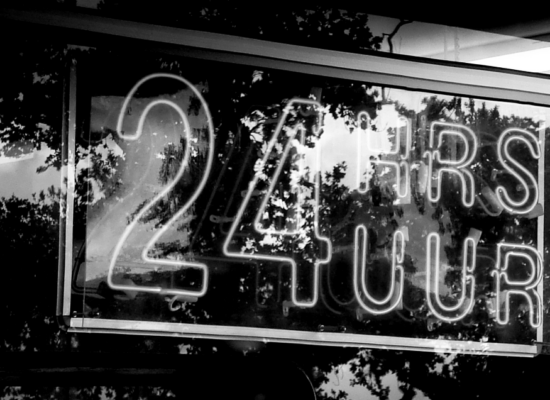 In een 24-uurseconomie kan werkdruk heel hoog zijn. Maar dat hoeft niet zo te zijn. In dit blog vind je 7 tips voor het verlagen van werkdruk.